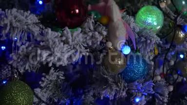 红色和黄色的圣诞球，UFO绿色火球发光的球体和立方体，眨眼灯，质子紫色天使，雪人